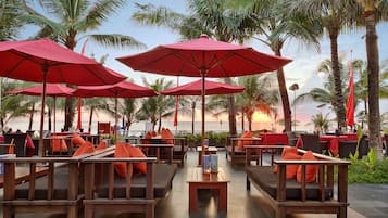 4 restoran, melayani makan siang, makan malam; sajian masakan Italia