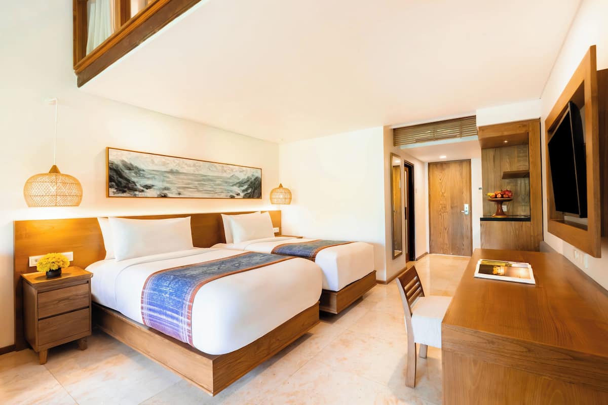 Deluxe Family Room | 1 bedroom, in-room safe, desk, blackout drapes