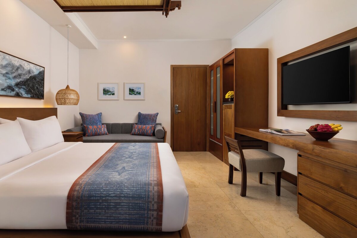 Deluxe Room | 1 bedroom, in-room safe, desk, blackout drapes
