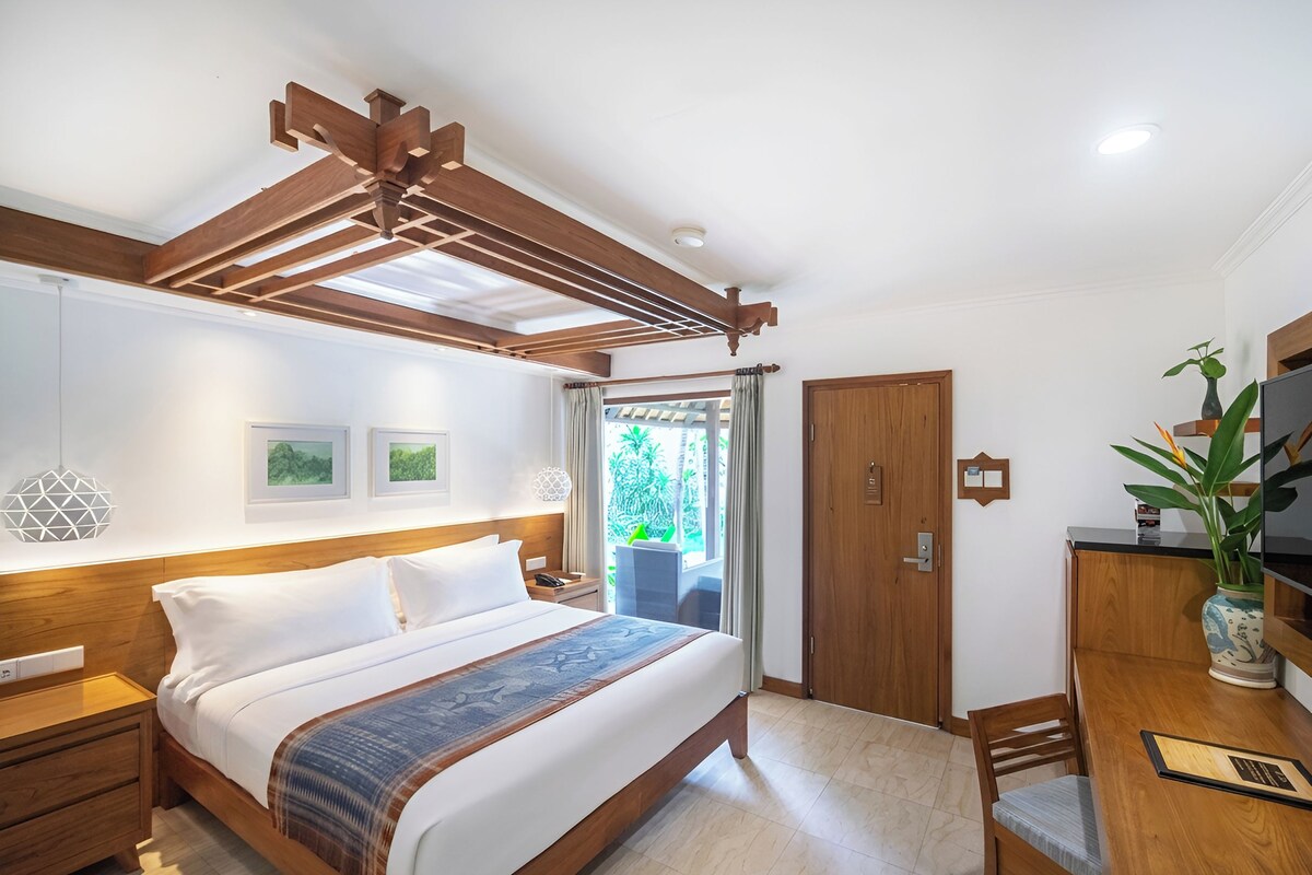 Deluxe Bungalow, Garden View | 1 bedroom, in-room safe, desk, blackout drapes