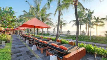 4 bars, bar en milieu de piscine, bar en bord de piscine, bar de plage