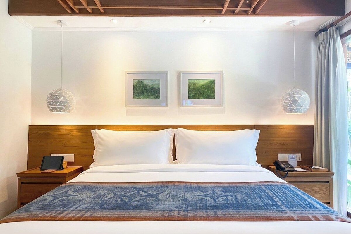 Deluxe Beach Bungalow | 1 bedroom, in-room safe, desk, blackout drapes