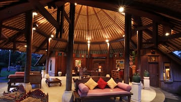 Lobby lounge