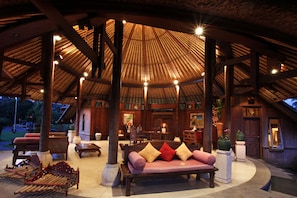 Lobby lounge