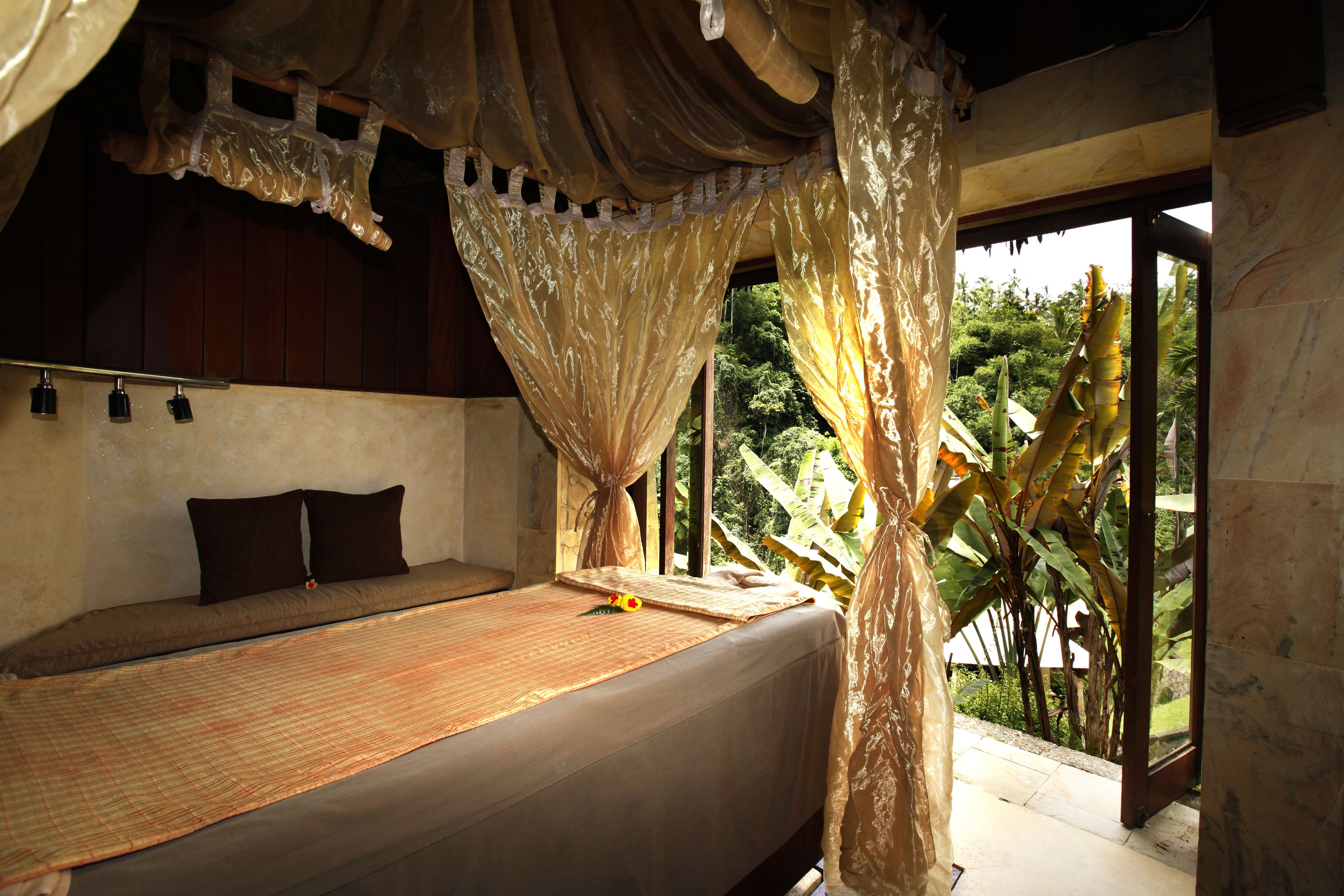 body treatments, aromatherapy, body wraps, body scrubs, detox wraps