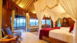 Ein geräumiges Zimmer mit einem großen Bett, einer Sitzecke und einem Balkon mit Blick.