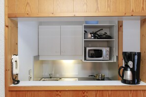 Microondas, lavavajillas, cafetera y tetera y utensilios de cocina 