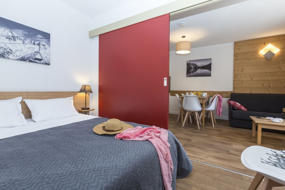 Soundproofing, cribs (surcharge), WiFi (surcharge), bed sheets