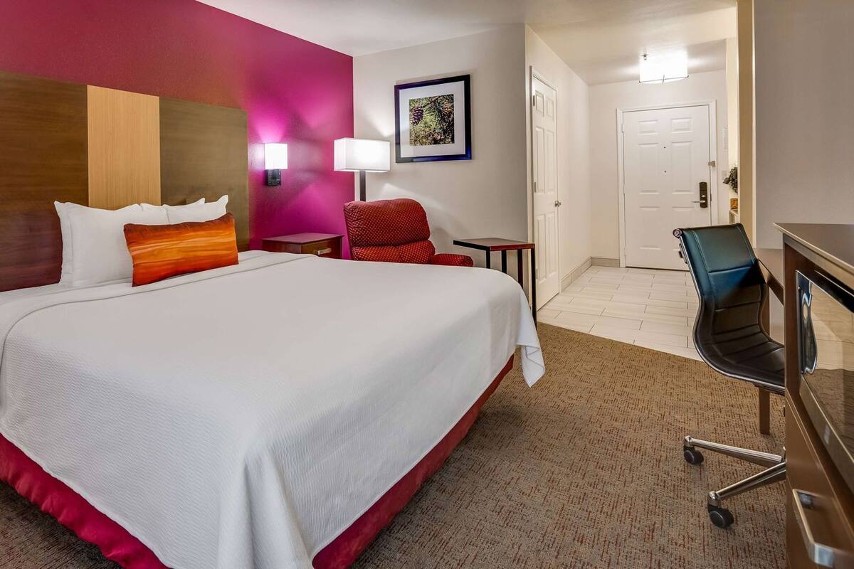 Caja de seguridad en la habitación y escritorio