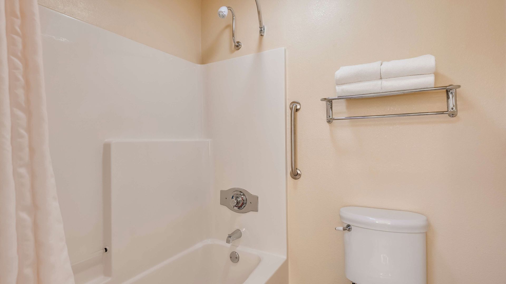 Bad | Kombinert dusj/badekar, toalettartikler (inkludert) og hårføner