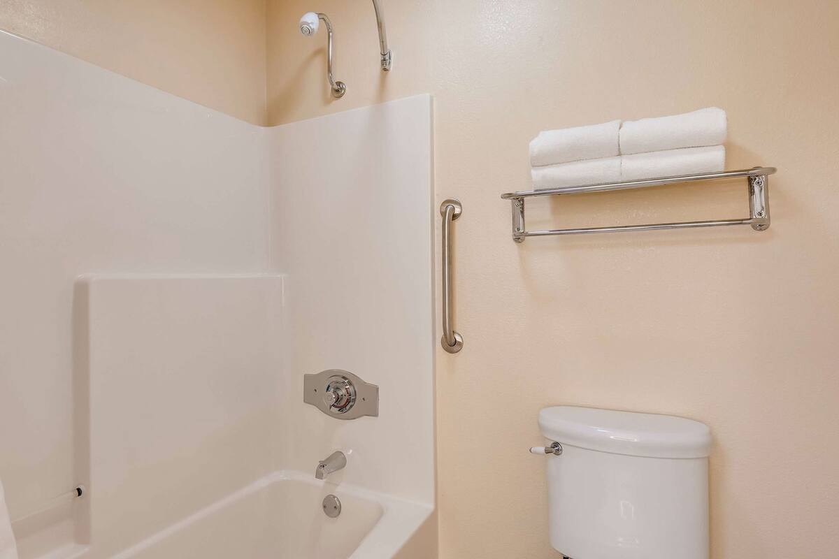 Baño | Tina con regadera, amenidades de baño gratuitas, secadora de cabello