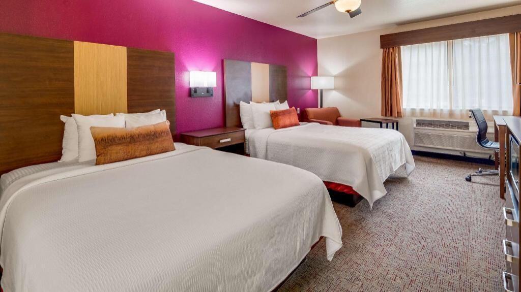 Safe på rommet, skrivebord og skrivebord for bærbar PC