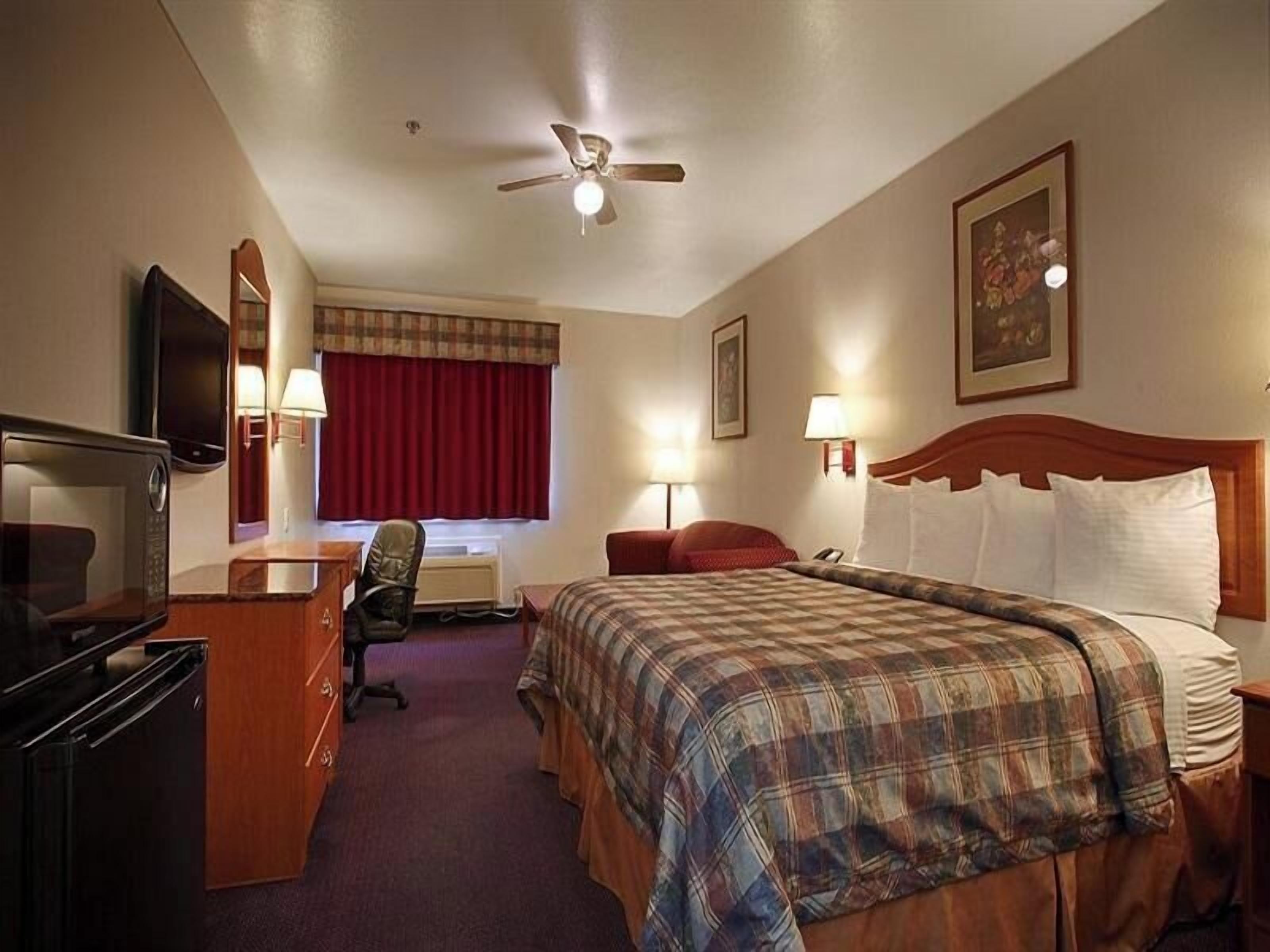 Safe på rommet, skrivebord og skrivebord for bærbar PC