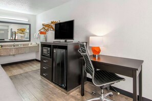 In-room safe, desk, iron/ironing board, free WiFi - Quality Inn & Suites Hardeeville - Savannah North (Hardeeville)