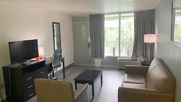 Suite, varias camas, para no fumadores | Área de sala de estar | Televisión