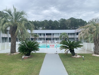 Outdoor pool, sun loungers at Quality Inn & Suites Hardeeville - Savannah North