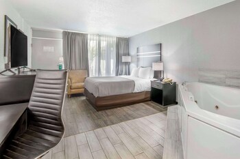 Room, 1 Queen Bed, Non Smoking | In-room safe, desk, iron/ironing board, free WiFi at Quality Inn & Suites Hardeeville - Savannah North