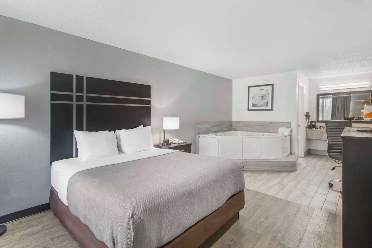 Chambre, 1 grand lit, non-fumeurs | Coffres-forts dans les chambres, bureau, fer et planche Ă repasser