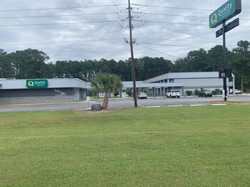 Hotel Exterior at Quality Inn & Suites Hardeeville - Savannah North