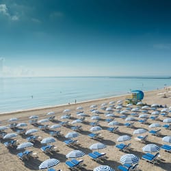 Am Strand, weißer Sandstrand, Cabañas (gegen Gebühr), Sonnenschirme