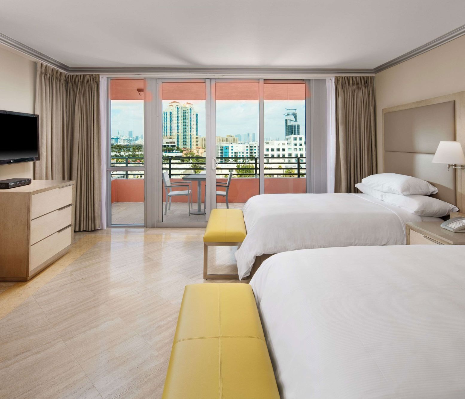 Ropa de cama de alta calidad, edredón, camas con pillow-top y minibar 