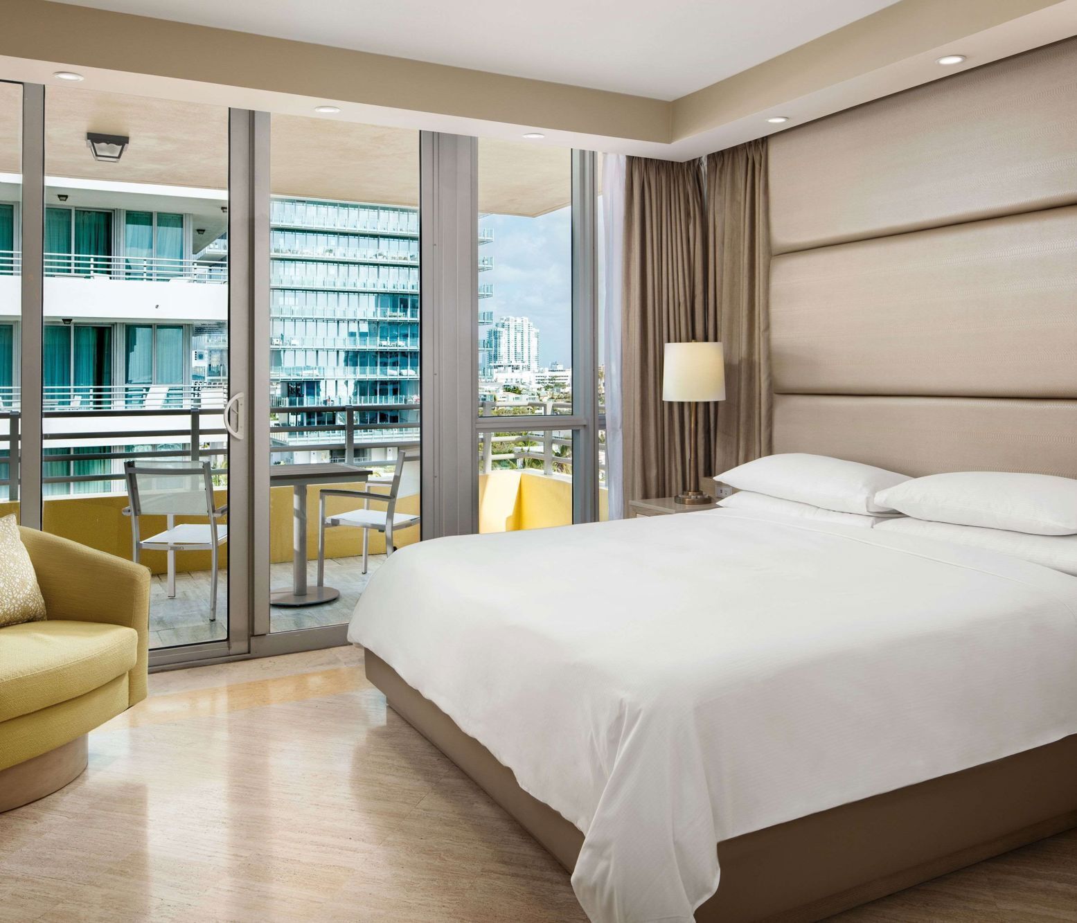 Ropa de cama de alta calidad, edredón, camas con pillow-top y minibar 