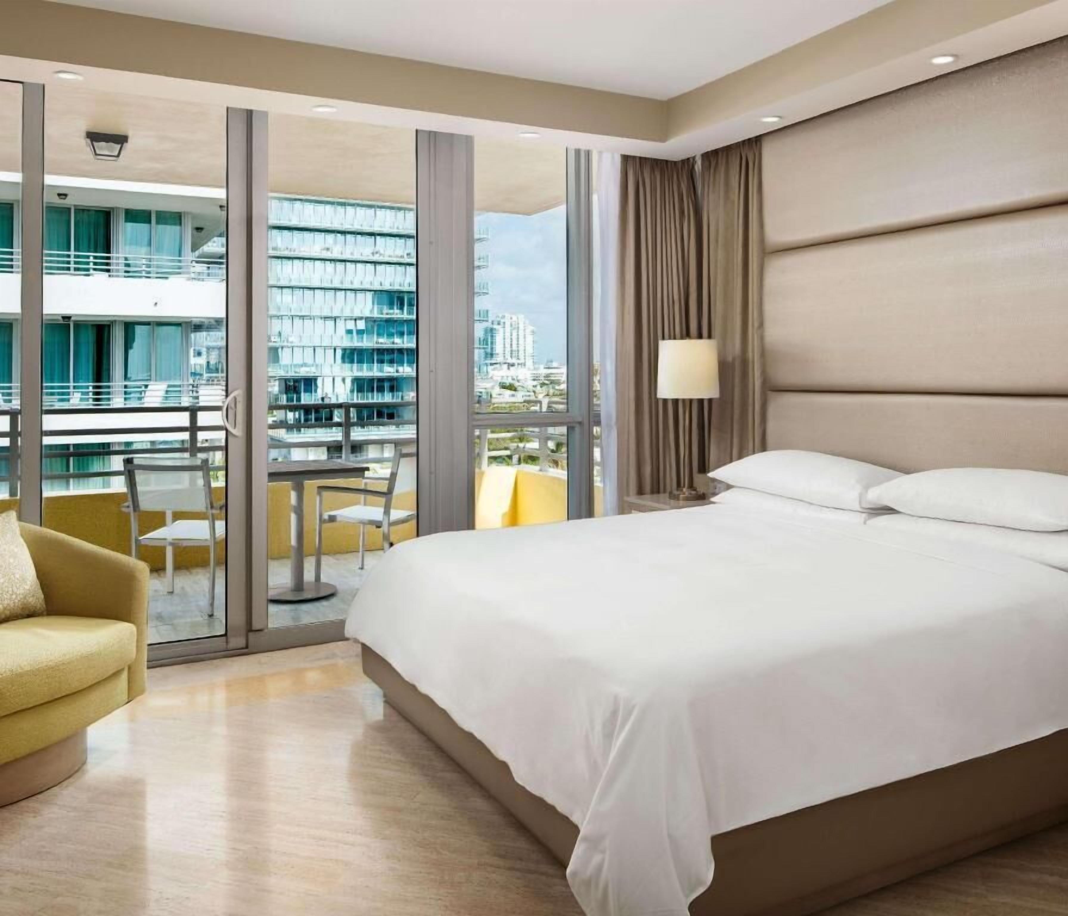 Ropa de cama de alta calidad, edredón, camas con pillow-top y minibar 