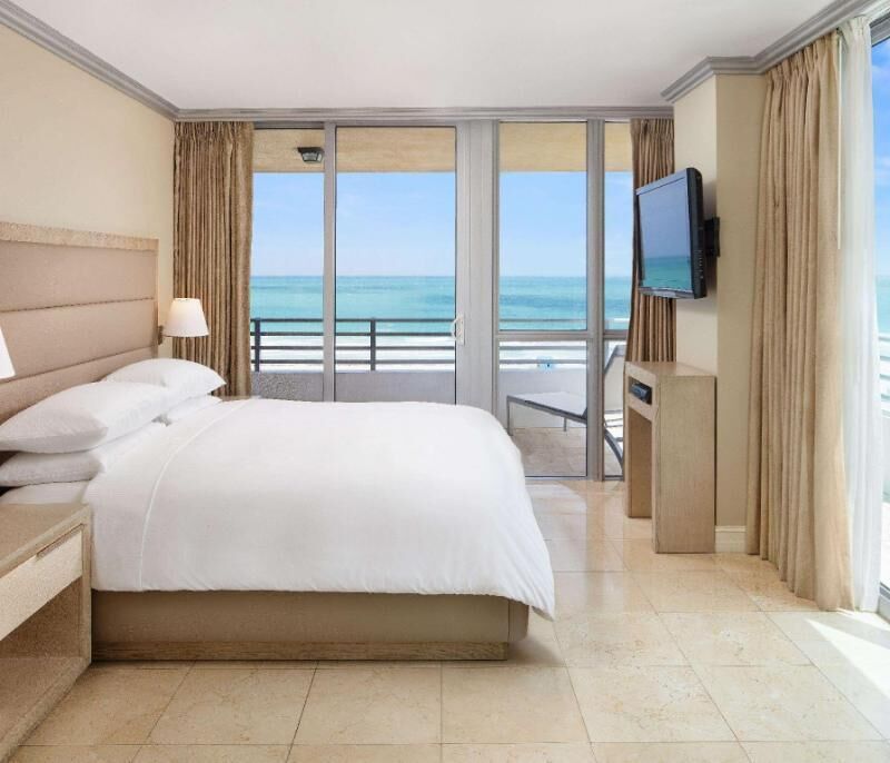 Ropa de cama de alta calidad, edredón, camas con pillow-top y minibar 