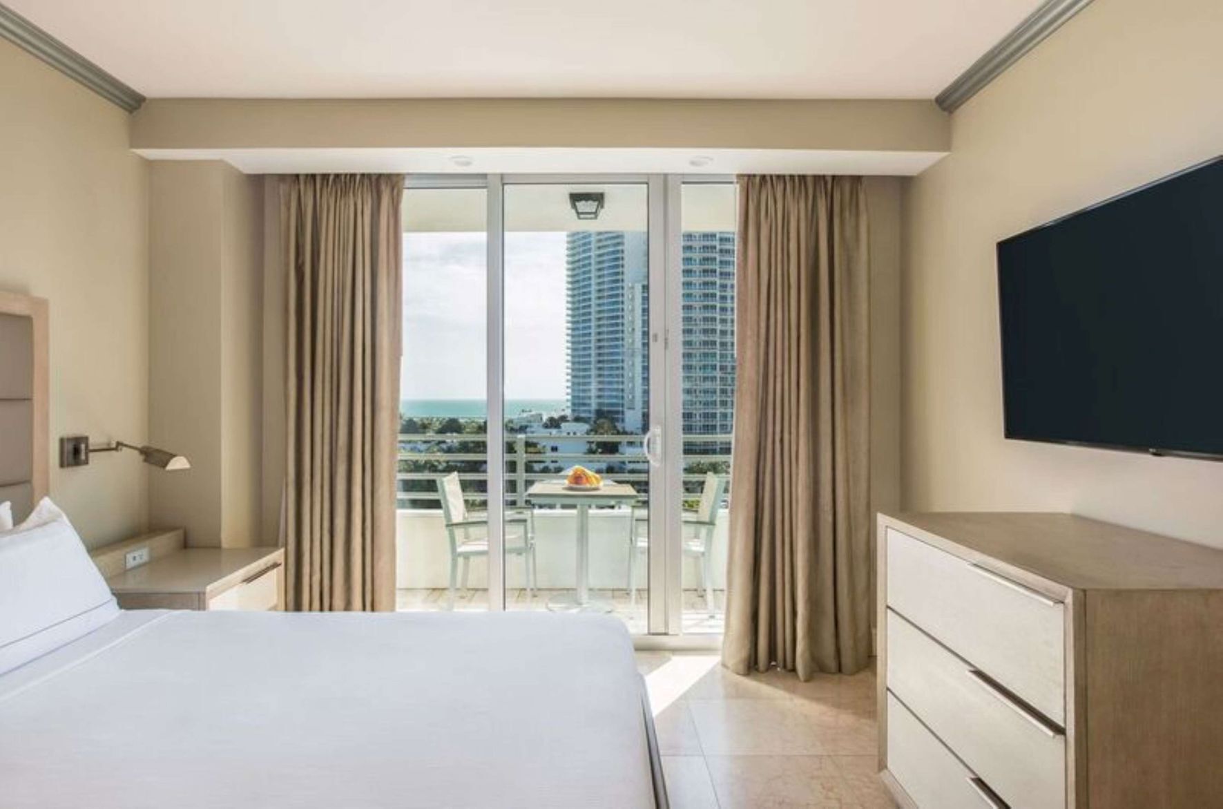 Ropa de cama de alta calidad, edredón, camas con pillow-top y minibar 