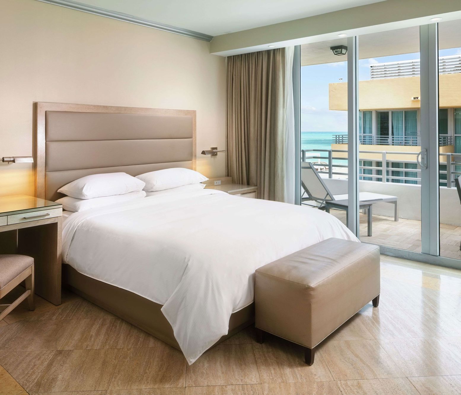 Ropa de cama de alta calidad, edredón, camas con pillow-top y minibar 