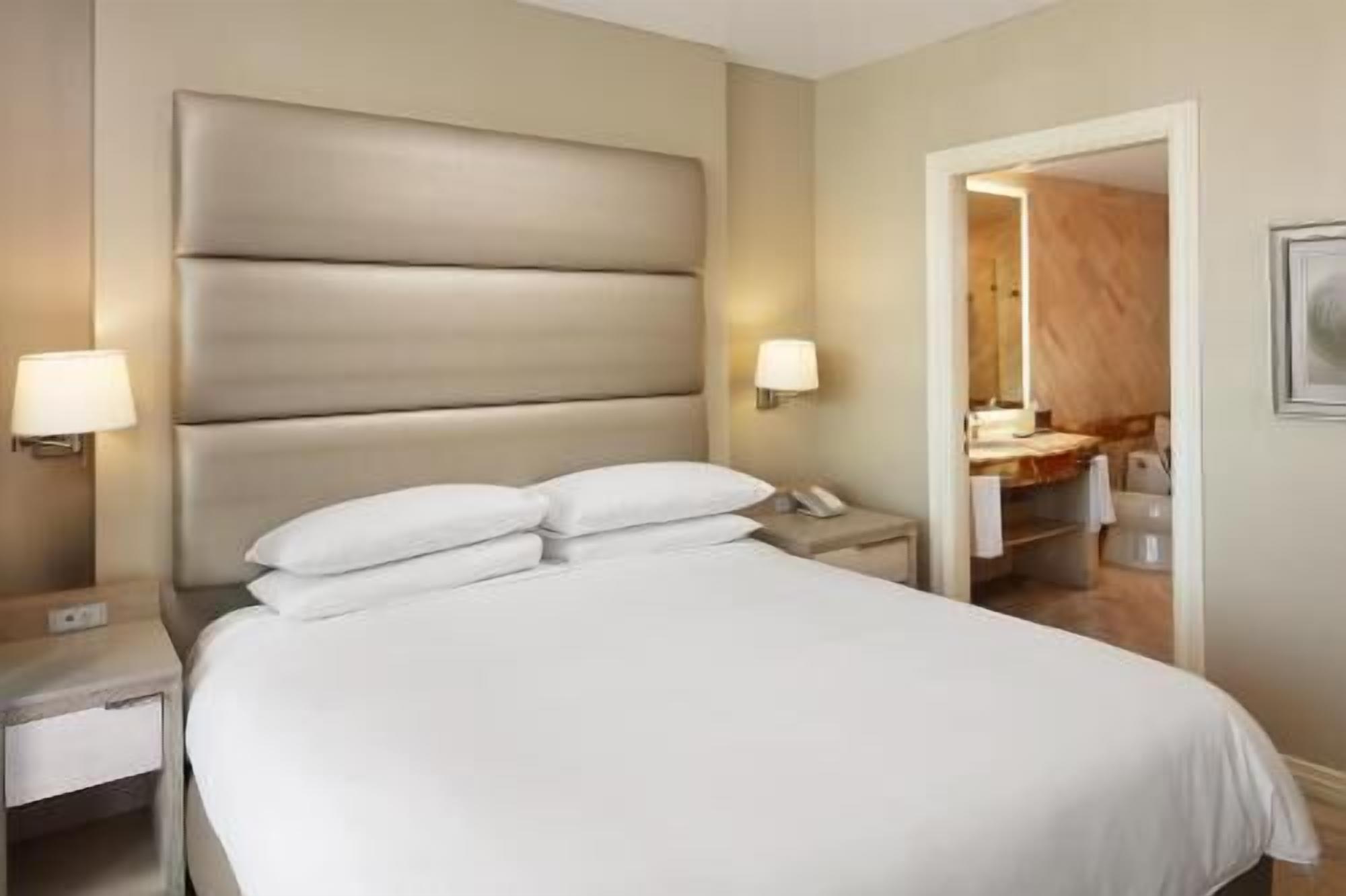Ropa de cama de alta calidad, edredón, camas con pillow-top y minibar 