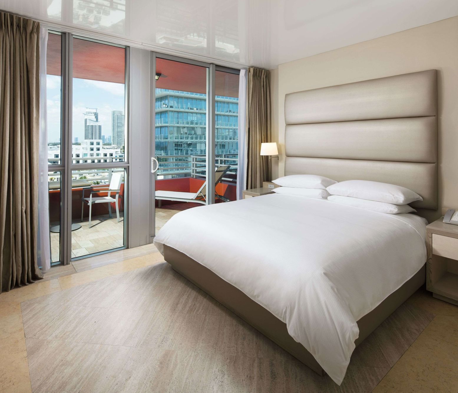 Ropa de cama de alta calidad, edredón, camas con pillow-top y minibar 