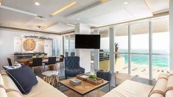 Suite presidencial, 2 habitaciones, frente al océano | Área de sala de estar | Televisión LCD de 55 pulgadas con canales por cable y televisión