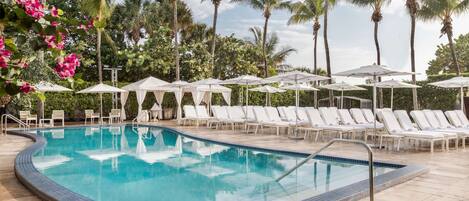 Piscine extérieure, parasols de plage, chaises longues