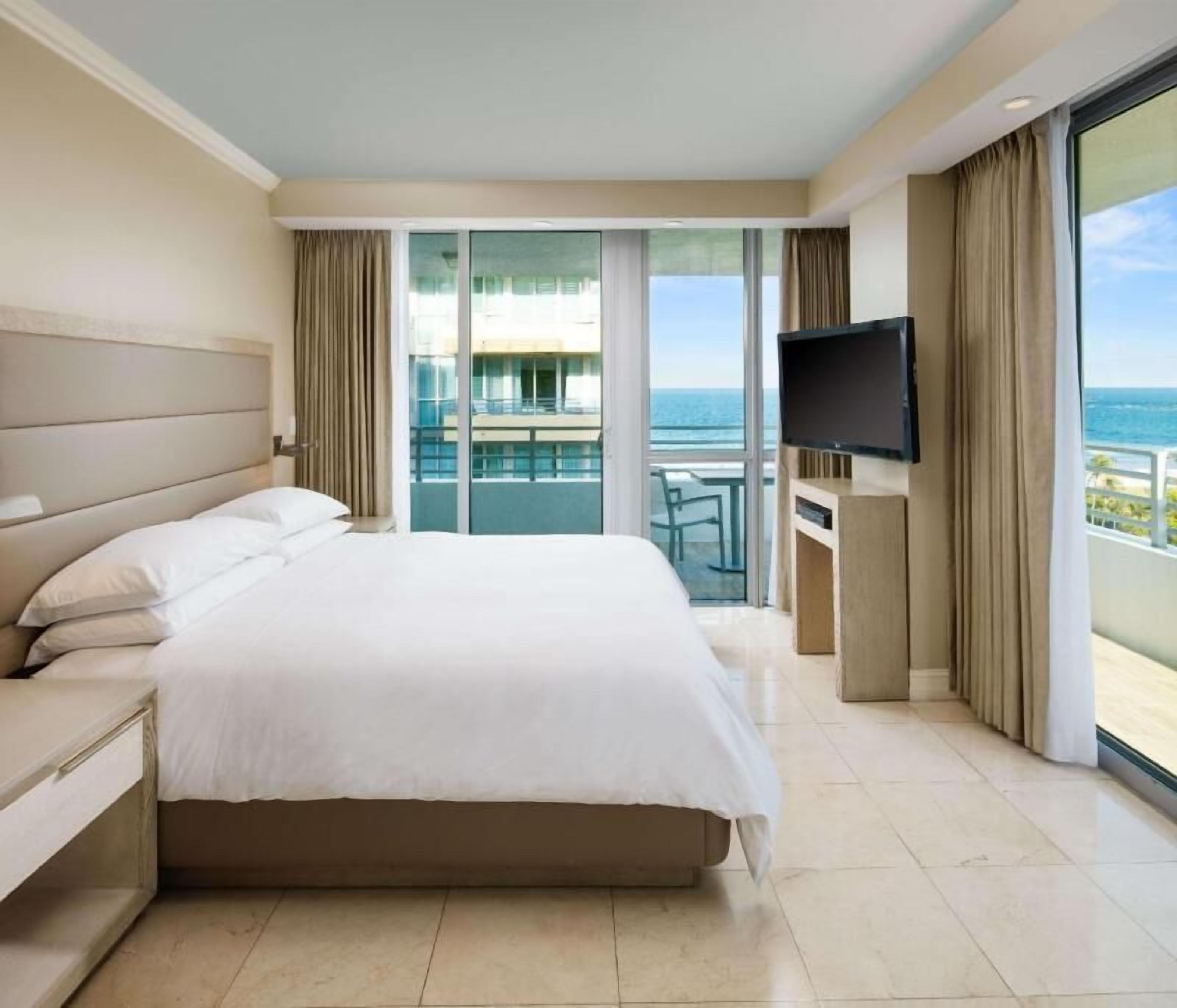 Ropa de cama de alta calidad, edredón, camas con pillow-top y minibar 