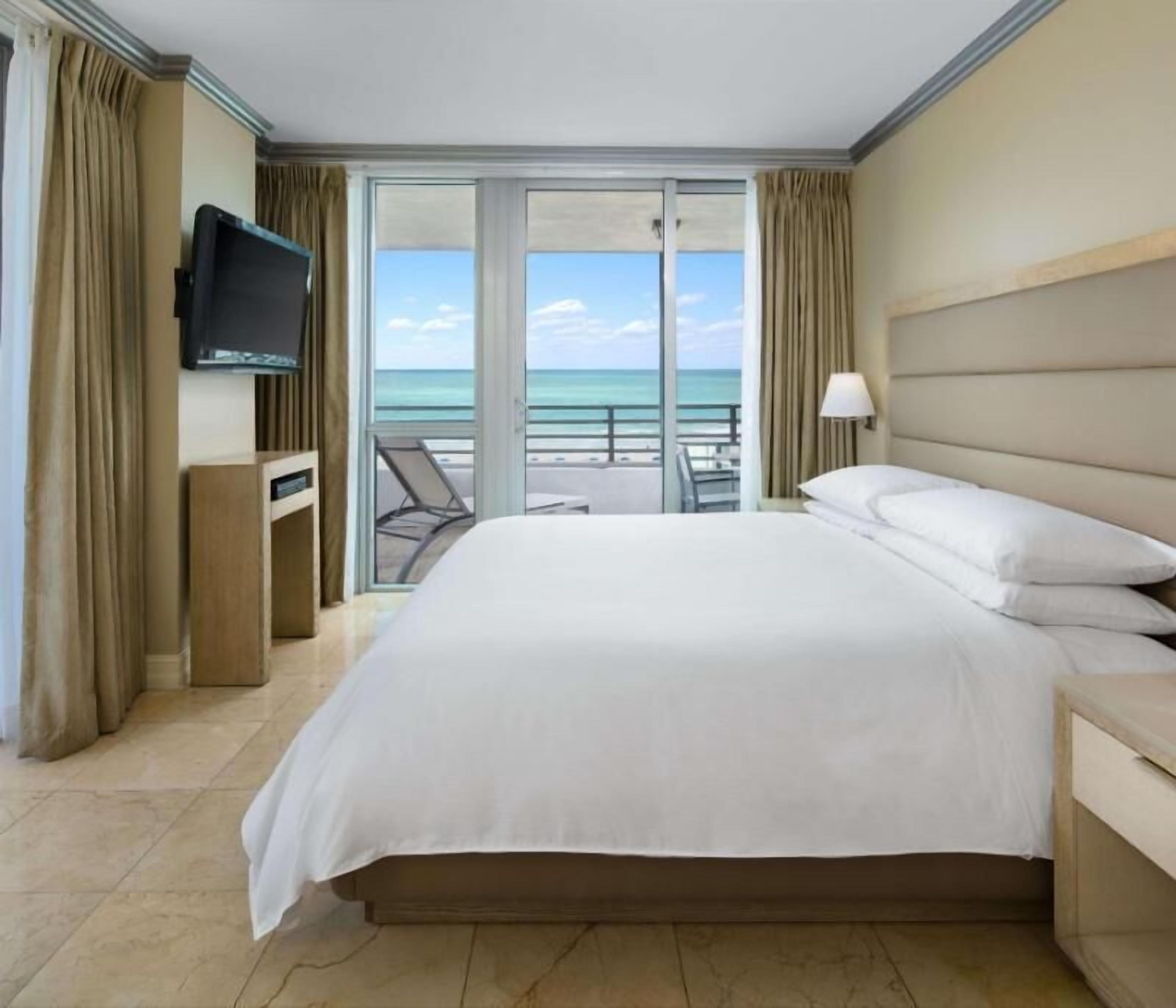 Ropa de cama de alta calidad, edredón, camas con pillow-top y minibar 
