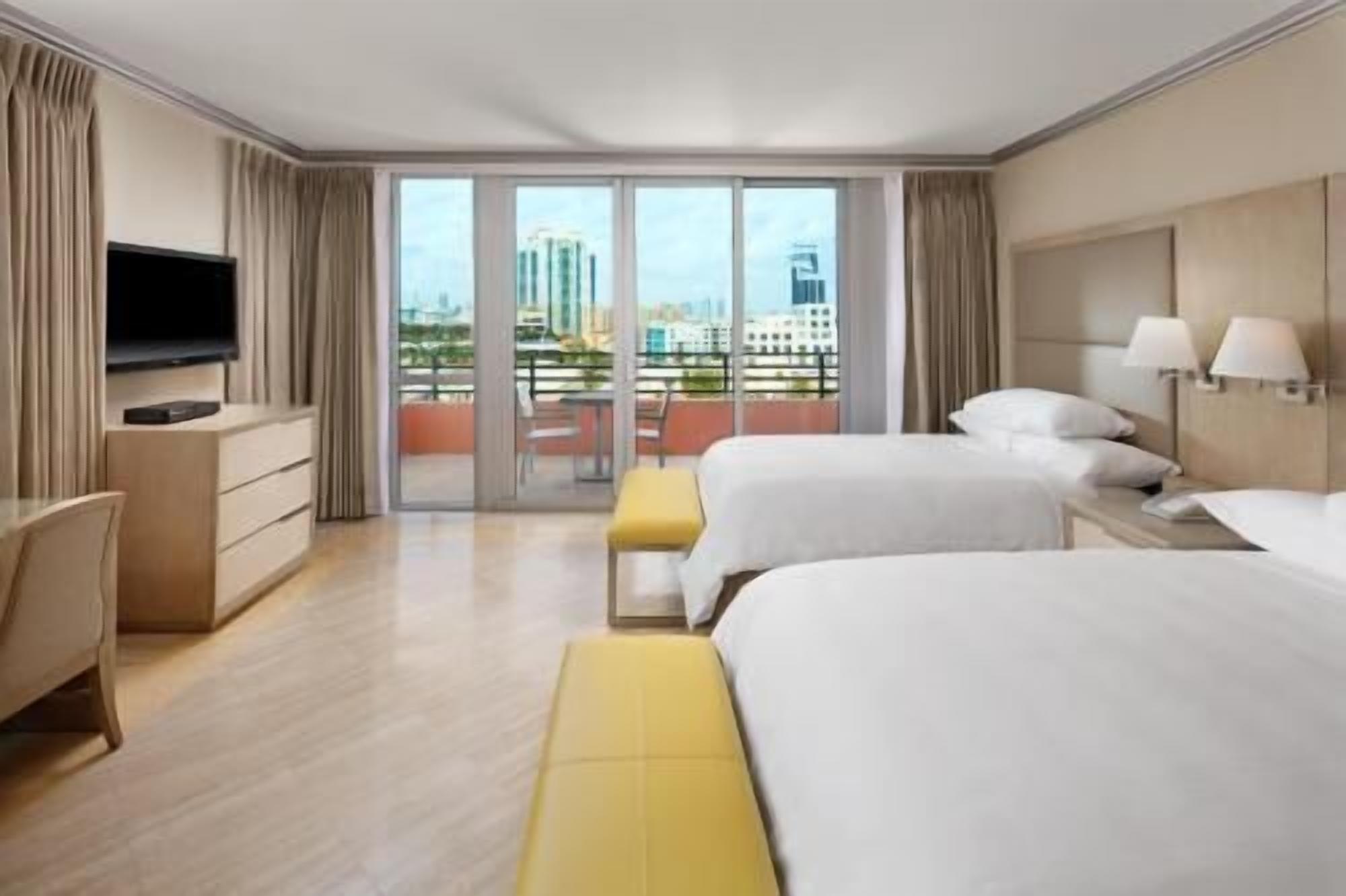 Ropa de cama de alta calidad, edredón, camas con pillow-top y minibar 