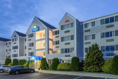 Days Inn & Suites by Wyndham Groton Near Casinos