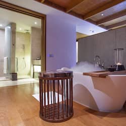 Deep soaking bathtub