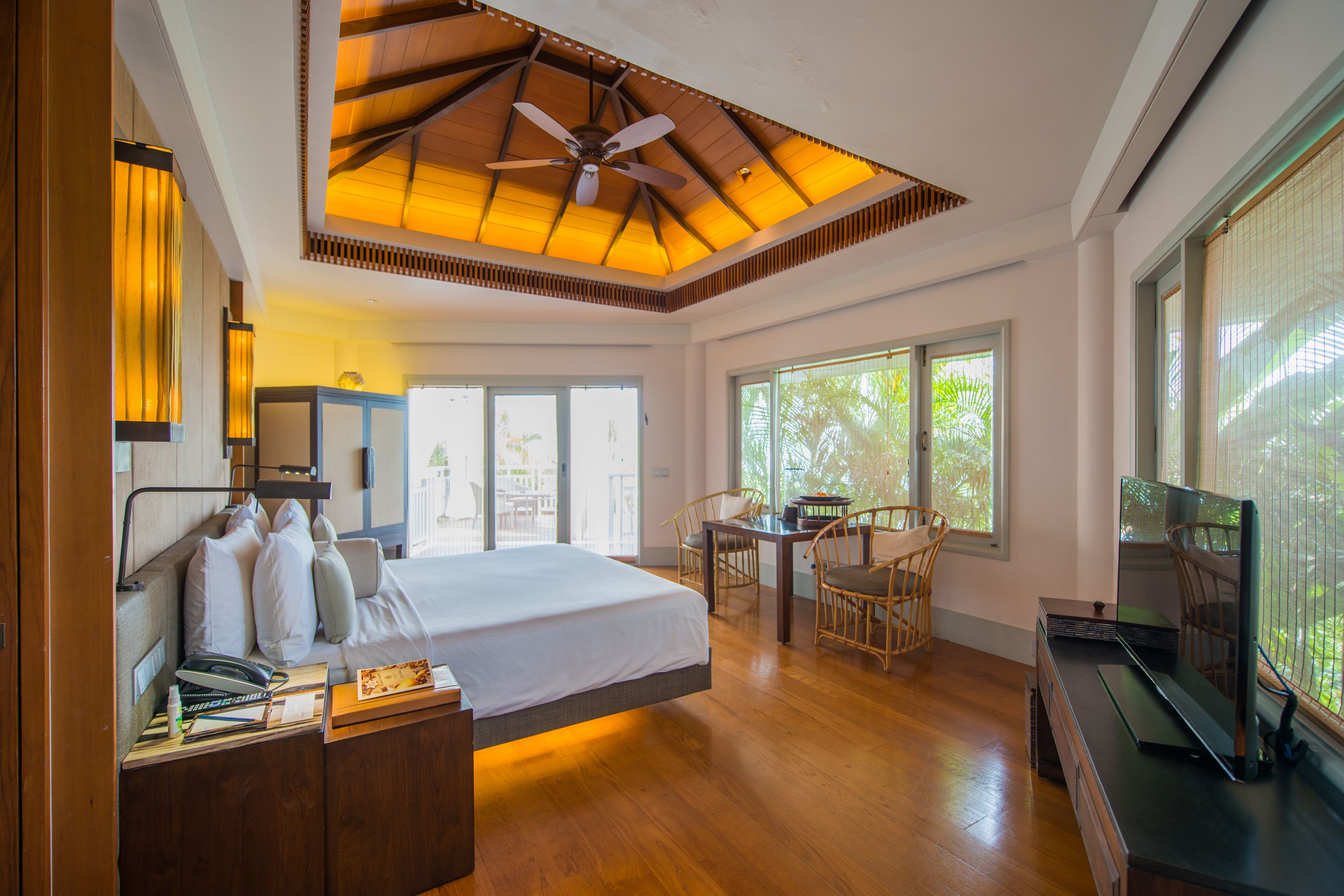 Sengetøy av topp kvalitet, minibar og safe på rommet