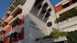 Ein Gebäude mit der Aufschrift "AREA CONGRESSI" an der Fassade.