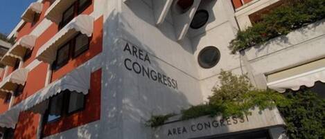 A building with the sign "AREA CONGRESSI" on its facade.