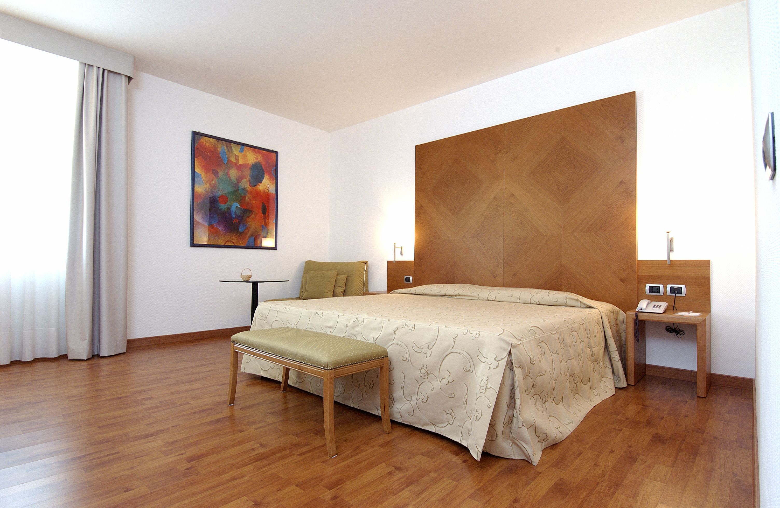 double room, 1 double bed | minibar, in-room safe, desk, blackout curtains