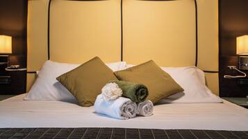 Quarto casal, 1 cama de casal | Frigobar, cofres nos quartos, escrivaninha, cortinas blackout