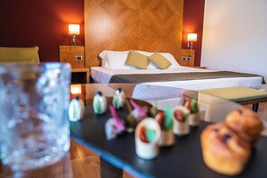 Minibar, coffres-forts dans les chambres, bureau, rideaux occultants