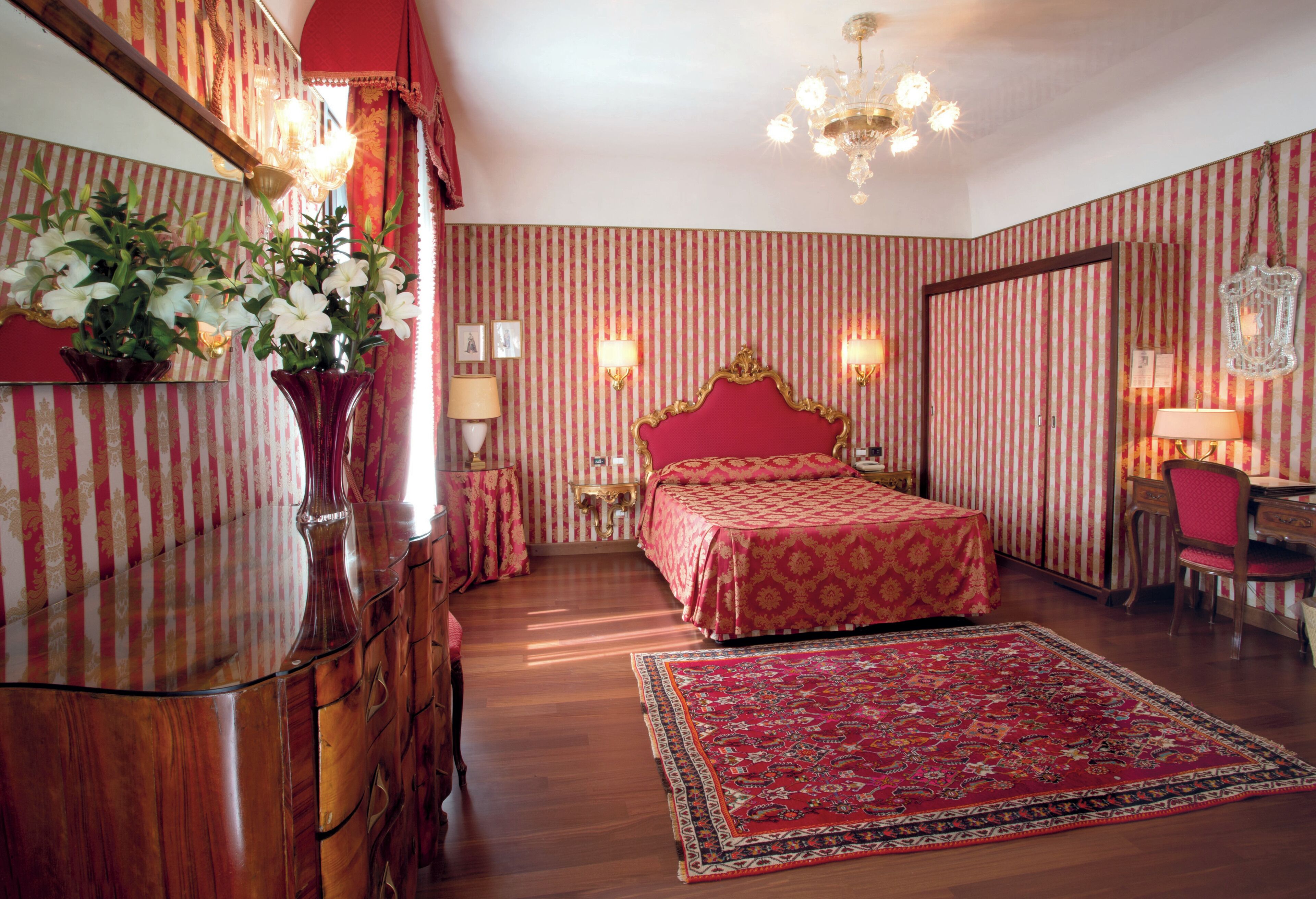 أغطية فراش متميزة وأسرّة بطبقة علوية مريحة وميني بار وخزنة داخل الغرفة