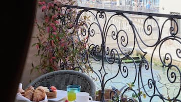 Premium bedding, pillow-top beds, minibar, in-room safe