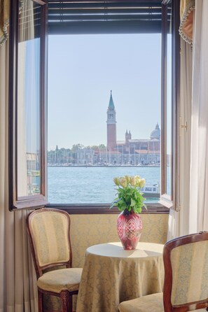 أغطية فراش متميزة وأسرّة بطبقة علوية مريحة وميني بار وخزنة داخل الغرفة