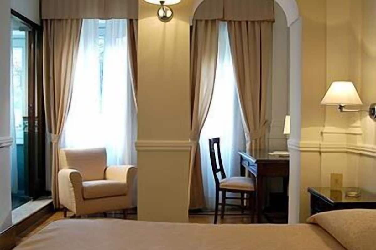 frette italian sheets, minibar, in-room safe, desk