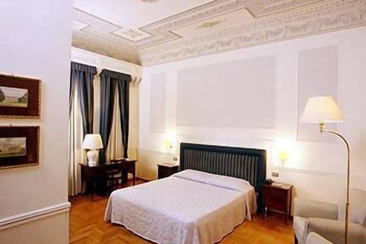 Frette Italian sheets, minibar, in-room safe, desk